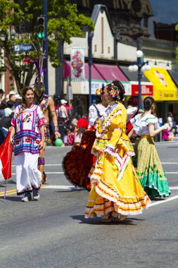 Victoria Canada - 22 Mayıs 17: Victoria 'nın en büyük geçit töreni ve Kanada ve ABD' den 100.000 'den fazla insan.