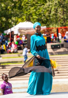 Calgary, Kanada - 10 Ağustos 2014: Olympic Plaza 'da halka açık alanda Arap tarzı moda gösteren model. 