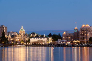 VICTORIA, BC, CanADA - 16 Ağustos 2016. Viktorya dönemi sokak lambaları Inner Limanı 'ndaki suya yansıyor