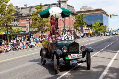 Victoria Canada - 22 Mayıs 17: Victoria 'nın en büyük geçit töreni ve Kanada ve ABD' den 100.000 'den fazla insan.