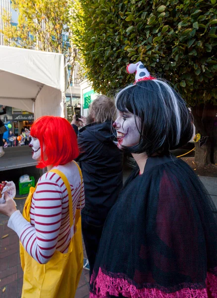 Victoria Canada Tot Zsúfolt Belváros Boldog Vidám Emberek Viselnek Halloween — Stock Fotó