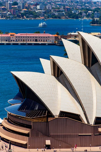 澳大利亚新南威尔士州 2018年12月29日 著名的悉尼歌剧院的高程视图 大楼的设计特点是一系列大的预制件混凝土 据说看起来像帆 — 图库照片