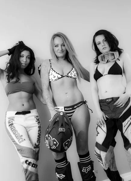 Tres Sexy Joven Hembra Modelos Posando Estudio — Foto de Stock
