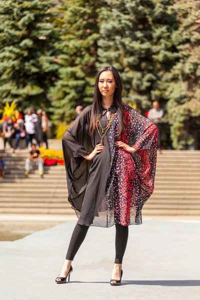 Calgary Canada Augustus 2014 Model Met Arabische Mode Openbare Plaats — Stockfoto