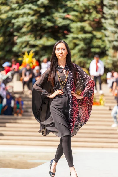Calgary Canada Augustus 2014 Model Met Arabische Mode Openbare Plaats — Stockfoto