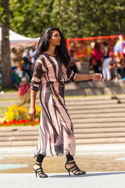 Calgary Canadá Agosto 2014 Modelo Mostrando Moda Estilo Árabe Local — Fotografia de Stock