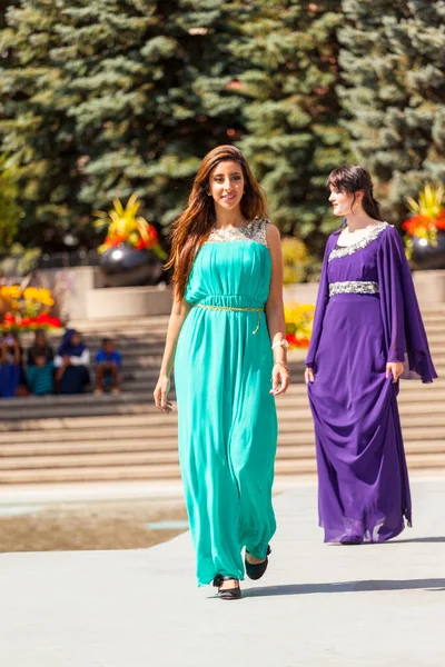 Calgary Kanada Augusti 2014 Modellen Visar Arabisk Stil Mode Offentlig — Stockfoto