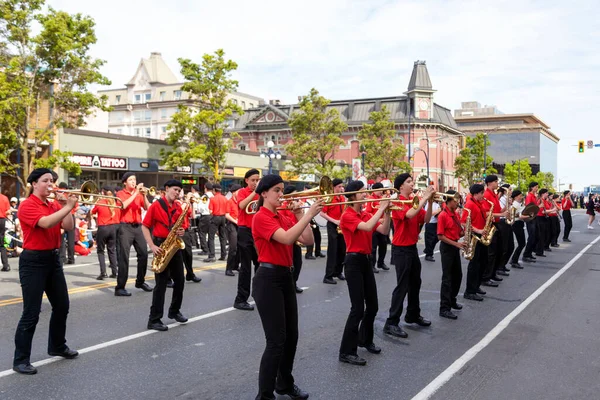 Victoria Canada - 22 Mayıs 17: Victoria 'nın en büyük geçit töreni ve Kanada ve ABD' den 100.000 'den fazla insan.