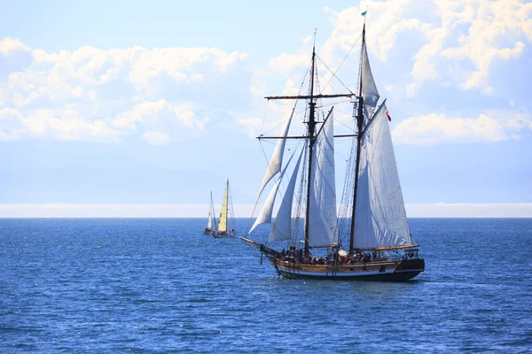 Θέα Των Ιστιοπλοϊκών Σκαφών Που Πλέουν Στη Θάλασσα — Φωτογραφία Αρχείου