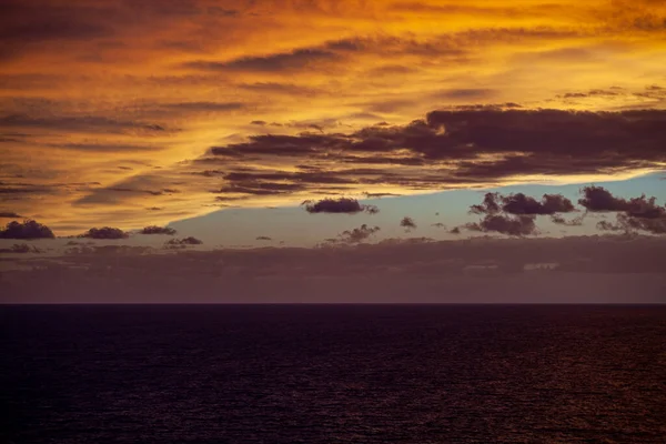 Schöner Sonnenuntergang Mit Wolken Über Dem Meer — Stockfoto