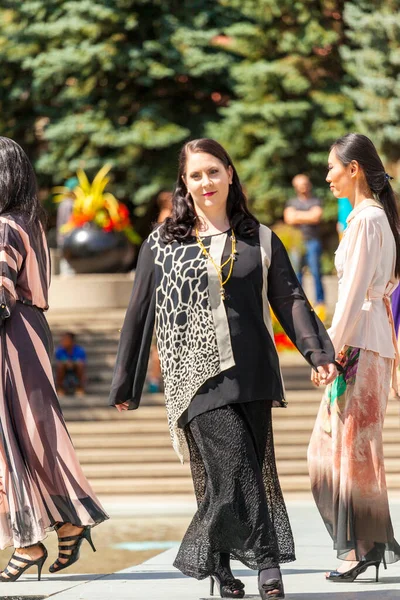 カルガリー カナダ 2014年8月10日 オリンピックプラザで公共の場所でアラブスタイルのファッションを示すモデル — ストック写真