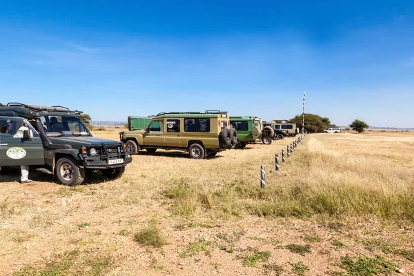 Ряд Машин Припаркованных Пустыне — стоковое фото