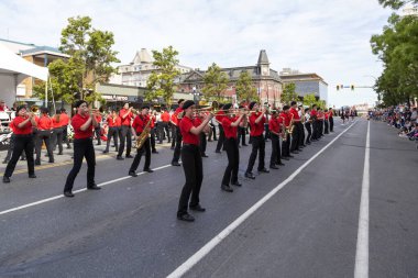 Victoria Canada - 22 Mayıs 17: Victoria 'nın en büyük geçit töreni ve Kanada ve ABD' den 100.000 'den fazla insan.