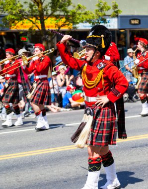 VICTORIA CANADA OCT 31 16: Cadılar Bayramı 'nda neşeli, yaratıcı kostümler giyen ve Wicked Victoria Günü' nde makyaj yapan insanlarla dolu şehir merkezi. Şehrin Cadılar Bayramı 'nda canlanan ihtiraslı bir tarihi var..