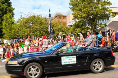 Victoria Canada - 22 Mayıs 17: Victoria 'nın en büyük geçit töreni ve Kanada ve ABD' den 100.000 'den fazla insan.