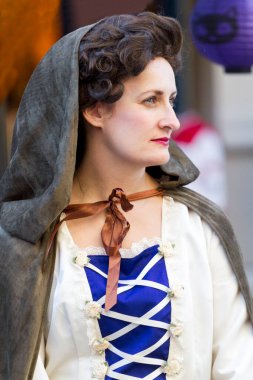 VICTORIA CANADA OCT 31 16: Cadılar Bayramı 'nda neşeli, yaratıcı kostümler giyen ve Wicked Victoria Günü' nde makyaj yapan insanlarla dolu şehir merkezi. Şehrin Cadılar Bayramı 'nda canlanan ihtiraslı bir tarihi var..