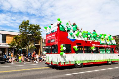 Victoria Canada - 22 Mayıs 17: Victoria 'nın en büyük geçit töreni ve Kanada ve ABD' den 100.000 'den fazla insan.