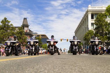 Victoria BC Kanada 22 Mayıs 2017: Victoria Günü geçit törenine Viktorya Polis Gücü yürüyor. Bu Victoria 'nın en büyük geçit töreni ve Kanada ve ABD' den 100.000 'den fazla insanı çekiyor...