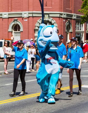 VICTORIA CANADA OCT 31 16: Cadılar Bayramı 'nda neşeli, yaratıcı kostümler giyen ve Wicked Victoria Günü' nde makyaj yapan insanlarla dolu şehir merkezi. Şehrin Cadılar Bayramı 'nda canlanan ihtiraslı bir tarihi var..
