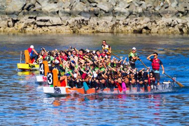 VICTORIA, CanADA - 20 AUG 17: Geleneksel Victoria Ejderha Tekne Festivali. Victoria 'nın en muhteşem yaz festivallerinden biri ve Kanada' da çalışan bir limanda gerçekleşen tek ejderha botu festivali..