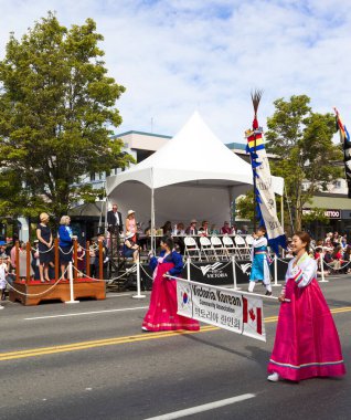 VICTORIA CANADA OCT 31 16: Cadılar Bayramı 'nda neşeli, yaratıcı kostümler giyen ve Wicked Victoria Günü' nde makyaj yapan insanlarla dolu şehir merkezi. Şehrin Cadılar Bayramı 'nda canlanan ihtiraslı bir tarihi var..