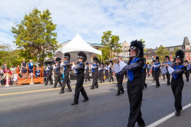 Victoria Canada - 22 Mayıs 17: Victoria 'nın en büyük geçit töreni ve Kanada ve ABD' den 100.000 'den fazla insan.