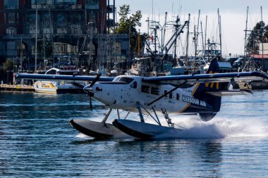VICTORIA, BC, CanADA - 11 AUG 2016. İç limanda yüzen uçak trafiği. Bu ulaşım çok önemli ve Vitoria ile Vancouver arasında sıklıkla gerçekleşiyor.. 