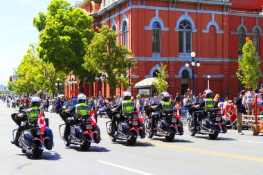 Victoria BC Kanada 22 Mayıs 2017: Victoria Günü geçit törenine Viktorya Polis Gücü yürüyor. Bu Victoria 'nın en büyük geçit töreni ve Kanada ve ABD' den 100.000 'den fazla insanı çekiyor...