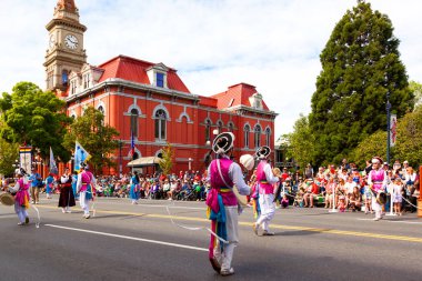 Victoria Canada - 22 Mayıs 17: Victoria 'nın en büyük geçit töreni ve Kanada ve ABD' den 100.000 'den fazla insan.