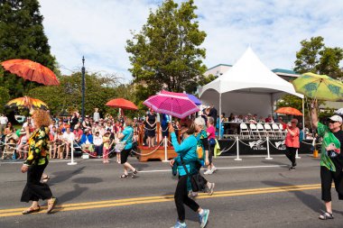 Victoria Canada - 22 Mayıs 17: Victoria 'nın en büyük geçit töreni ve Kanada ve ABD' den 100.000 'den fazla insan.