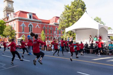 Victoria Canada - 22 Mayıs 17: Victoria 'nın en büyük geçit töreni ve Kanada ve ABD' den 100.000 'den fazla insan.