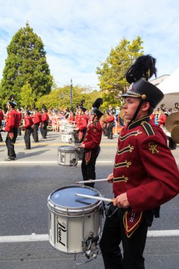 Victoria Canada - 22 Mayıs 17: Victoria 'nın en büyük geçit töreni ve Kanada ve ABD' den 100.000 'den fazla insan.