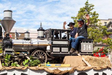 Victoria Canada - 22 Mayıs 17: Victoria 'nın en büyük geçit töreni ve Kanada ve ABD' den 100.000 'den fazla insan.