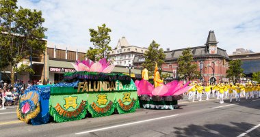 Victoria Canada - 22 Mayıs 17: Victoria 'nın en büyük geçit töreni ve Kanada ve ABD' den 100.000 'den fazla insan.