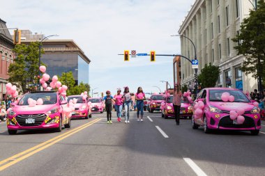 Victoria Canada - 22 Mayıs 17: Victoria 'nın en büyük geçit töreni ve Kanada ve ABD' den 100.000 'den fazla insan.