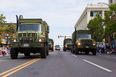 VICTORIA, BC, CANADA-MAYIS 23 Mayıs 2016: Douglas Caddesi boyunca Victoria Günü geçit töreninde askeri güç. Bu Victoria 'nın en büyük geçit töreni. Yol boyunca 100.000' den fazla insanın ilgisini çekiyor.