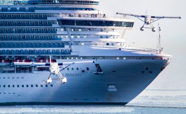 VICTORIA, BC, Kanada - Mayıs 2016. Her yıl yüzlerce yolcu gemisi bir ya da iki günlüğüne rıhtıma yanaşır. Victoria 'nın cazibesi ve güzelliği dünya gezginlerine çok şey katar.. 