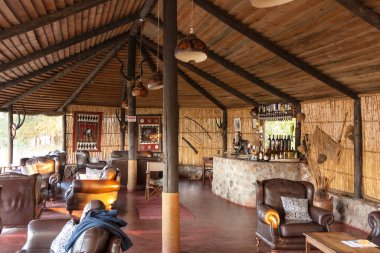 RUAHA Kooperatifi Serengi TANZANZANIA - 29 Mayıs 2013: Turist resepsiyonu ve yemek kulübesi. Ulusal Park 'ın ortasında harika bir stil. Keşfe çıkmak isteyen turistler için bir safari cenneti..