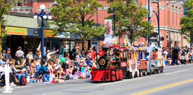 Victoria Canada - 22 Mayıs 17: Victoria 'nın en büyük geçit töreni ve Kanada ve ABD' den 100.000 'den fazla insan.