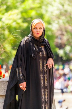 Calgary, Kanada - 10 Ağustos 2014: Olympic Plaza 'da halka açık alanda Arap tarzı moda gösteren model. 