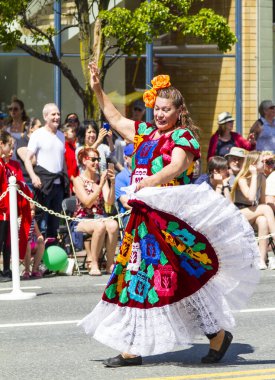 VICTORIA CANADA OCT 31 16: Cadılar Bayramı 'nda neşeli, yaratıcı kostümler giyen ve Wicked Victoria Günü' nde makyaj yapan insanlarla dolu şehir merkezi. Şehrin Cadılar Bayramı 'nda canlanan ihtiraslı bir tarihi var..