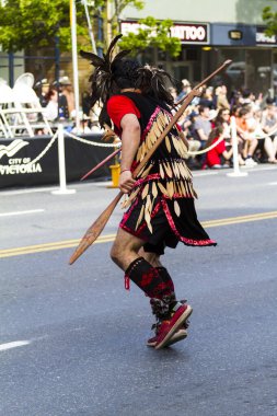 Victoria BC Kanada 22 Mayıs 2017: Victoria Günü 'nde Douglas Caddesi boyunca düzenlenen ilk Ulusal Dansçılar