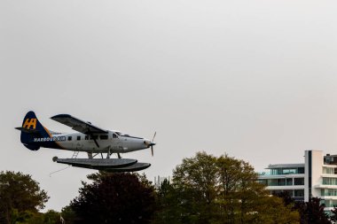 VICTORIA, BC, CanADA - 11 AUG 2016. İç limanda yüzen uçak trafiği. Bu ulaşım çok önemli ve Vitoria ile Vancouver arasında sıklıkla gerçekleşiyor.. 