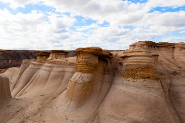Fosil ve dinozor kemiklerinin zengin birikintilerinin bulunduğu Alberta 'daki Dinozor İl Parkı' nda Drumheller çorak arazileri. Park artık UNESCO 'nun Dünya Mirası Bölgesi oldu..