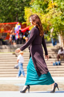 Calgary, Kanada - 10 Ağustos 2014: Olympic Plaza 'da halka açık alanda Arap tarzı moda gösteren model. 