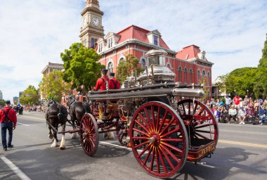 Victoria Canada - 22 Mayıs 17: Victoria 'nın en büyük geçit töreni ve Kanada ve ABD' den 100.000 'den fazla insan.