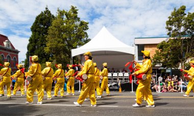 Victoria Canada - 22 Mayıs 17: Victoria 'nın en büyük geçit töreni ve Kanada ve ABD' den 100.000 'den fazla insan.