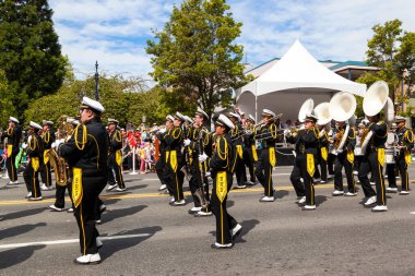 Victoria Canada - 22 Mayıs 17: Victoria 'nın en büyük geçit töreni ve Kanada ve ABD' den 100.000 'den fazla insan.