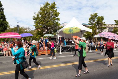 Victoria Canada - 22 Mayıs 17: Victoria 'nın en büyük geçit töreni ve Kanada ve ABD' den 100.000 'den fazla insan.