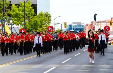 Victoria Canada - 22 Mayıs 17: Victoria 'nın en büyük geçit töreni ve Kanada ve ABD' den 100.000 'den fazla insan.